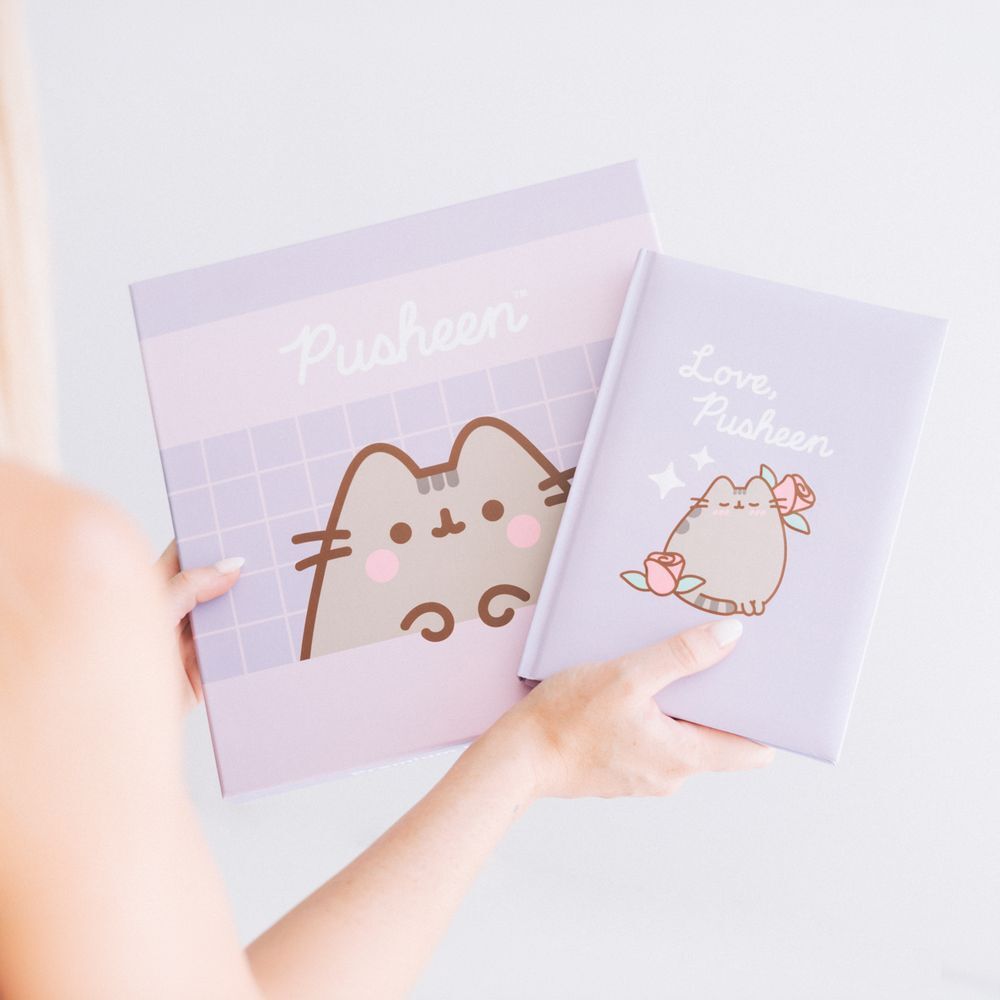 Set cuaderno A5 premium + boligrafo Pusheen Moments ERIK