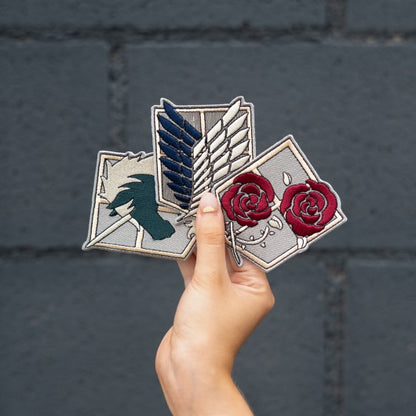 SET DE 3 PARCHES ATTACK ON TITAN   GRUPO ERIK