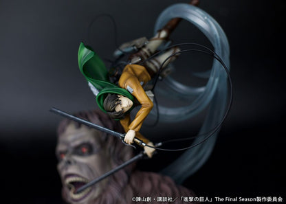 Attack on Titan Estatua PVC 1/7 Levi vs Beast Titan Ver. 28 cm