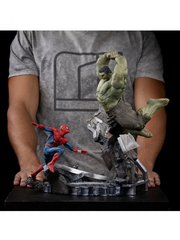 Figura Spider-Man vs Hulk (38 cm) de Iron Studios