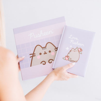 Set cuaderno A5 premium + boligrafo Pusheen Moments